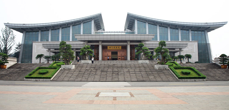 四川博物院建筑外观与入口广场