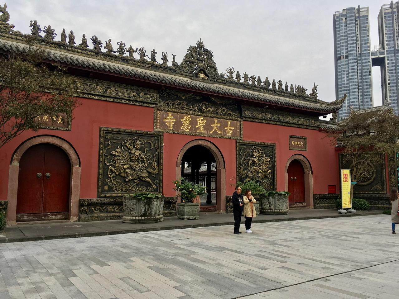 大慈寺山门与太古里商业街对景