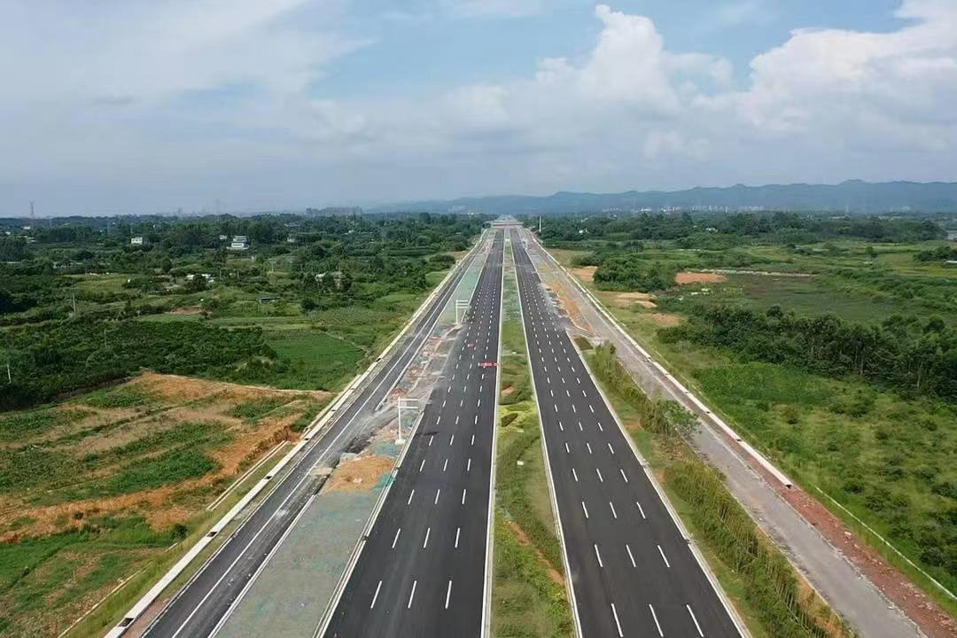 天府立交桥横跨火车南站铁路线