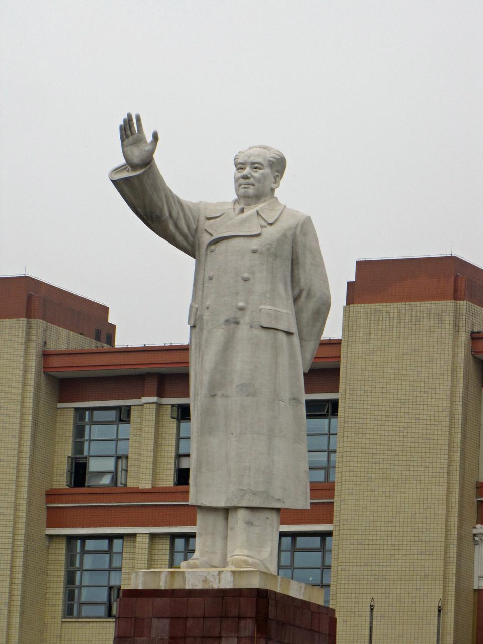 毛泽东雕像正面全景,背后为四川科技馆