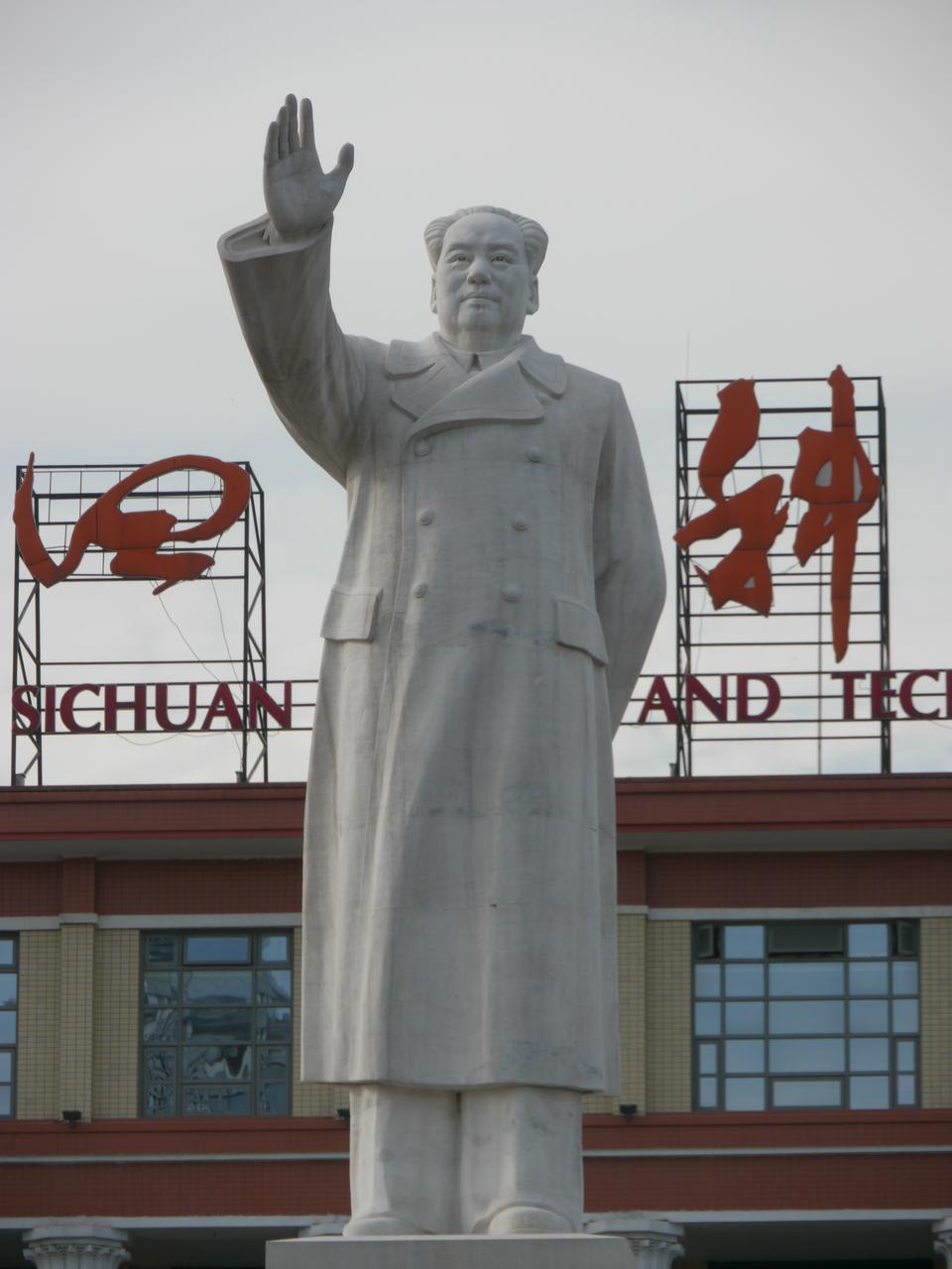 天府广场俯拍,可见中轴线布局和太极图案广场