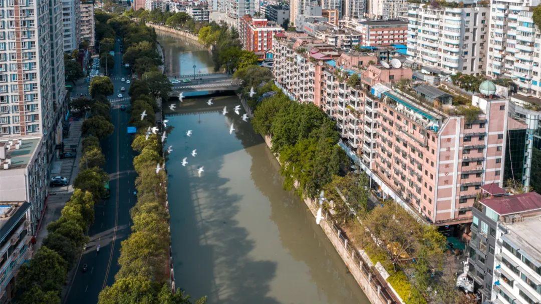 望平坊滨河段改造后的自行车道和休闲平台