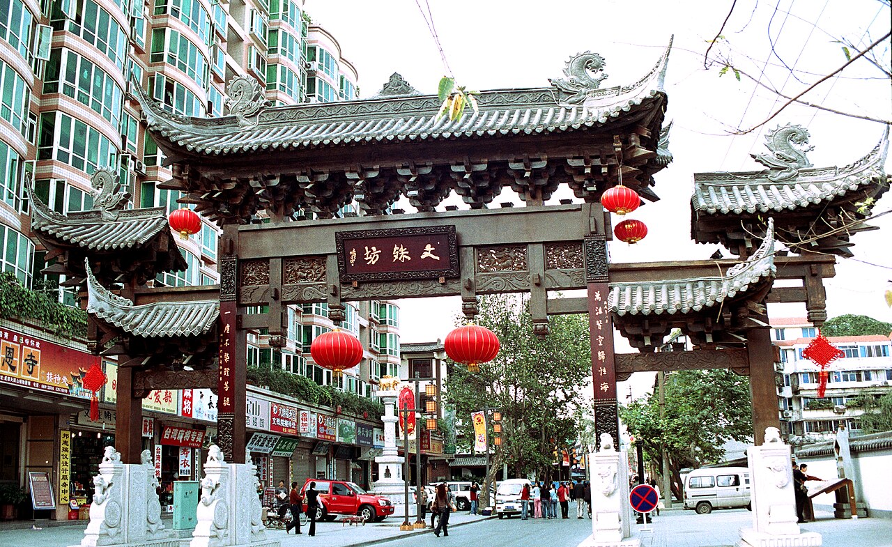 文殊坊仿古商业街与文殊院红墙并置