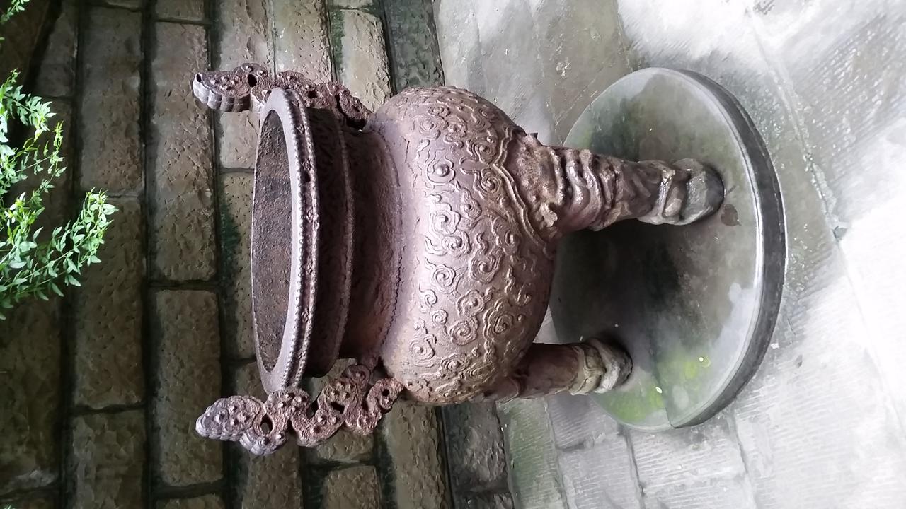 惠陵封土与红墙夹道