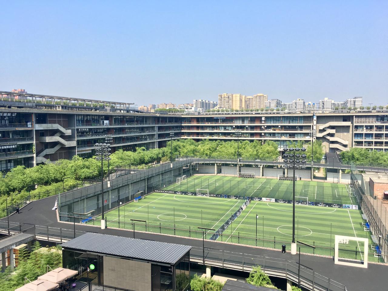 西村大院中央庭院内景,竹林环绕足球场和公共活动区