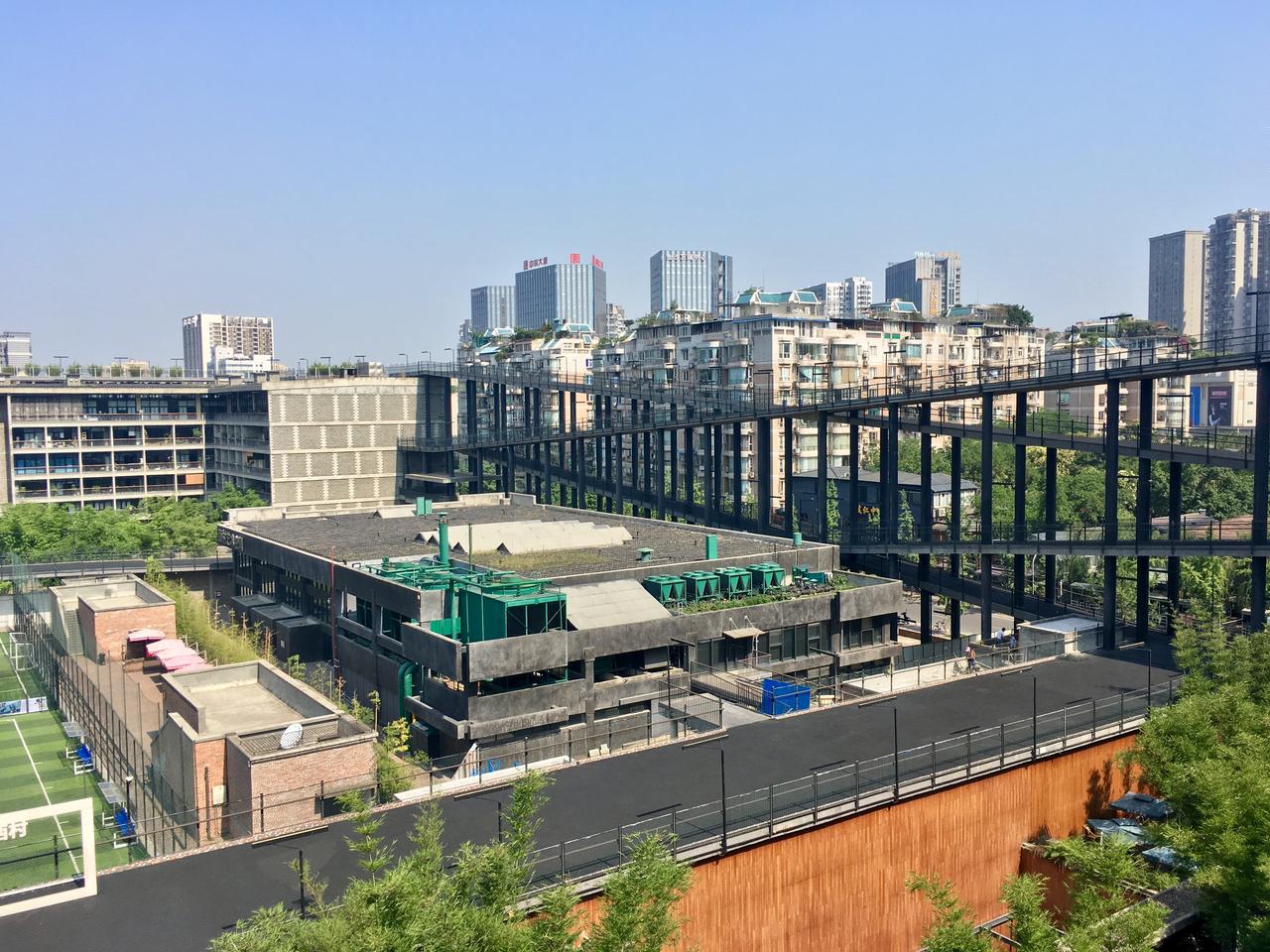 西村大院的屋顶跑道,沿建筑外沿盘旋上升