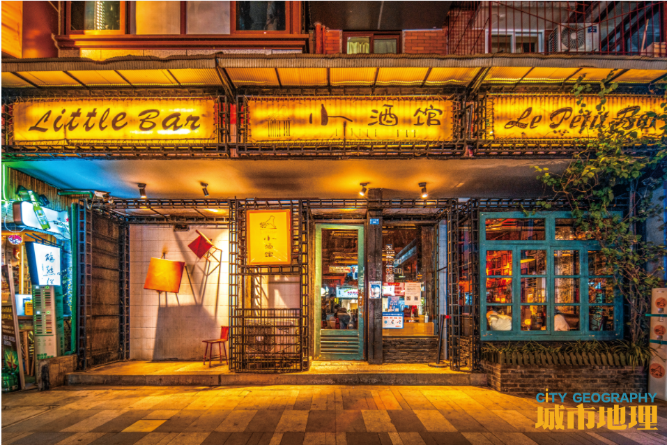 小酒馆玉林西路55号店的外景,黄色店招和门口的人群
