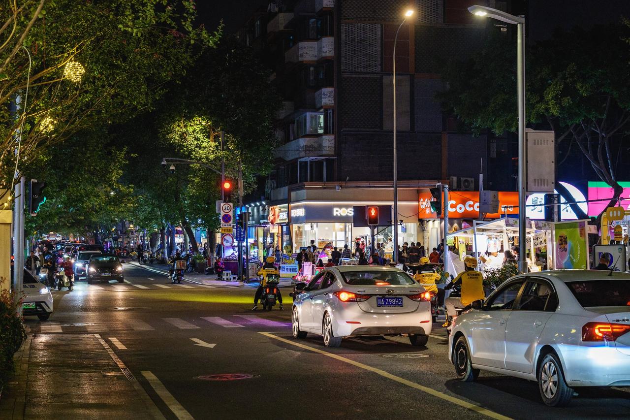 站在玉林十字路口的环形天桥上看到的街景,四向道路和两侧的多层砖混住宅楼