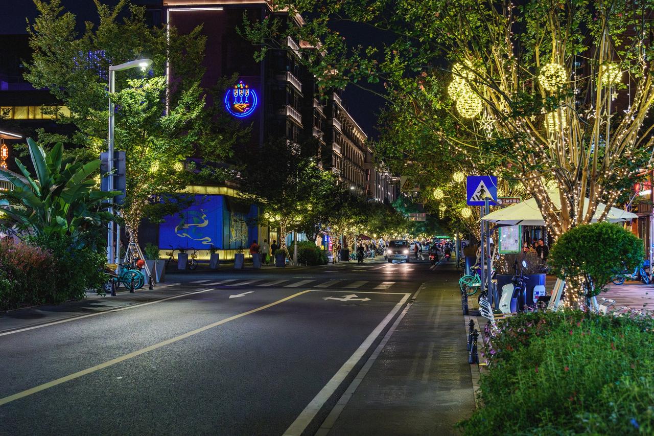 玉林东路在2021年城市更新后的街景,新老店铺并排共存
