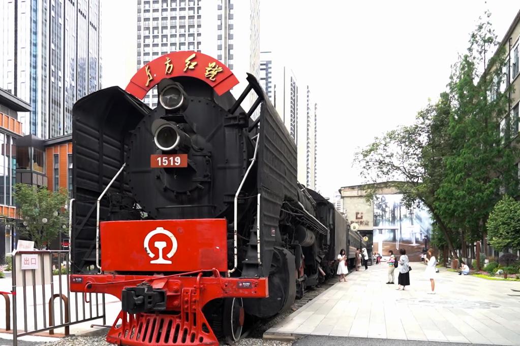 火车头广场上的"东方红号"蒸汽机车