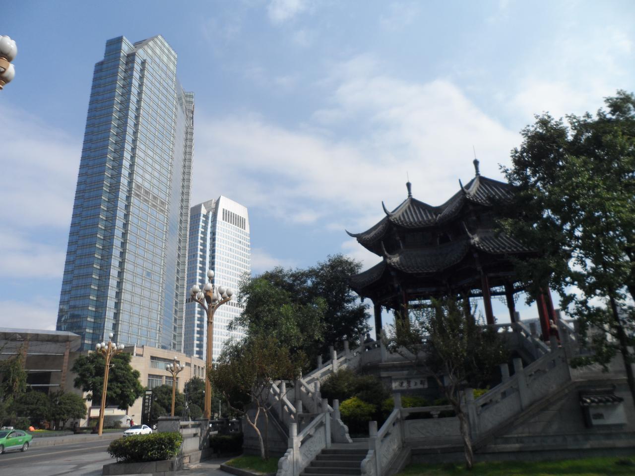 合江亭建筑近景:连体双亭与听涛舫