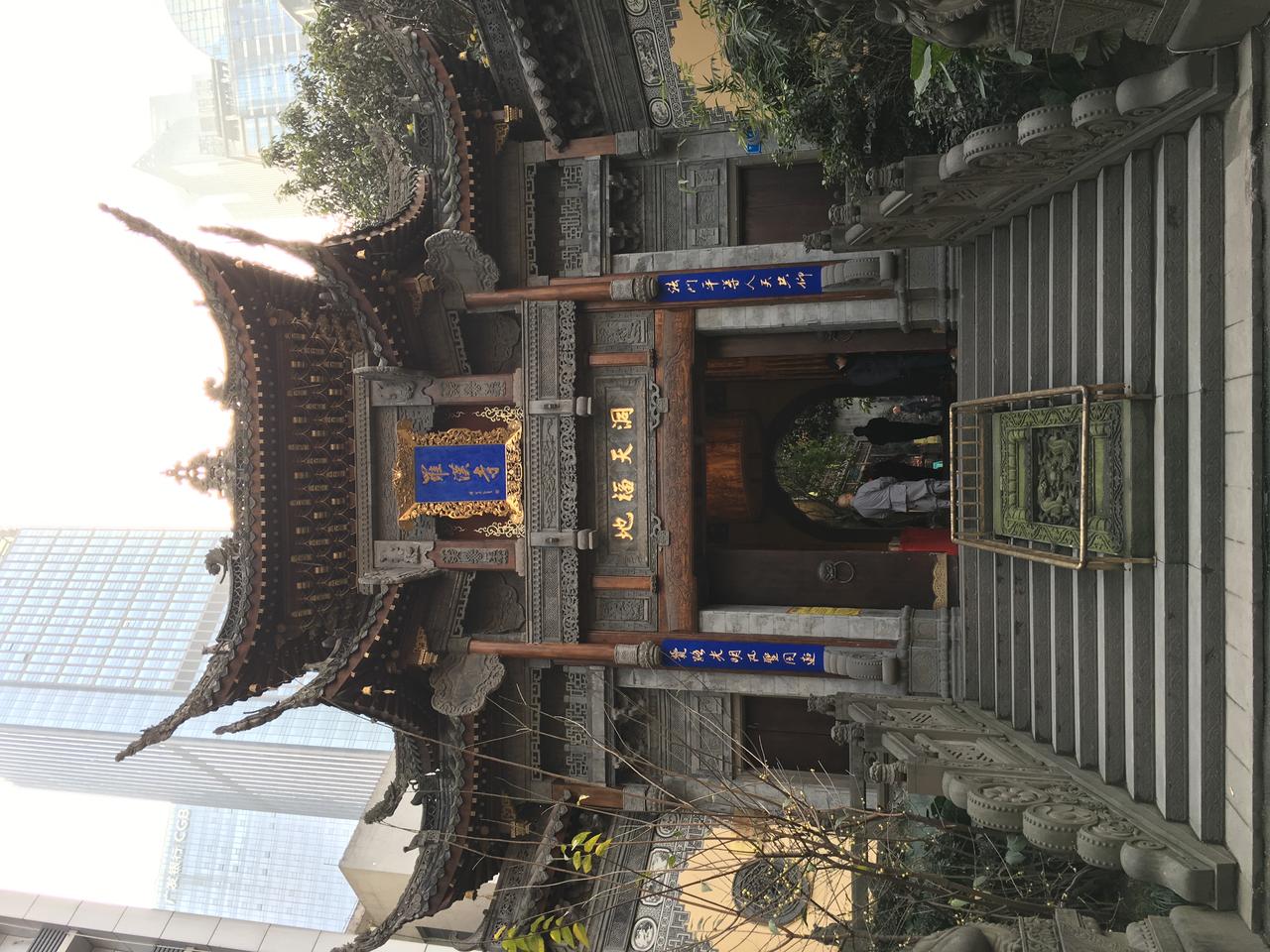 罗汉寺山门与传统建筑在摩天大楼包围中的全景