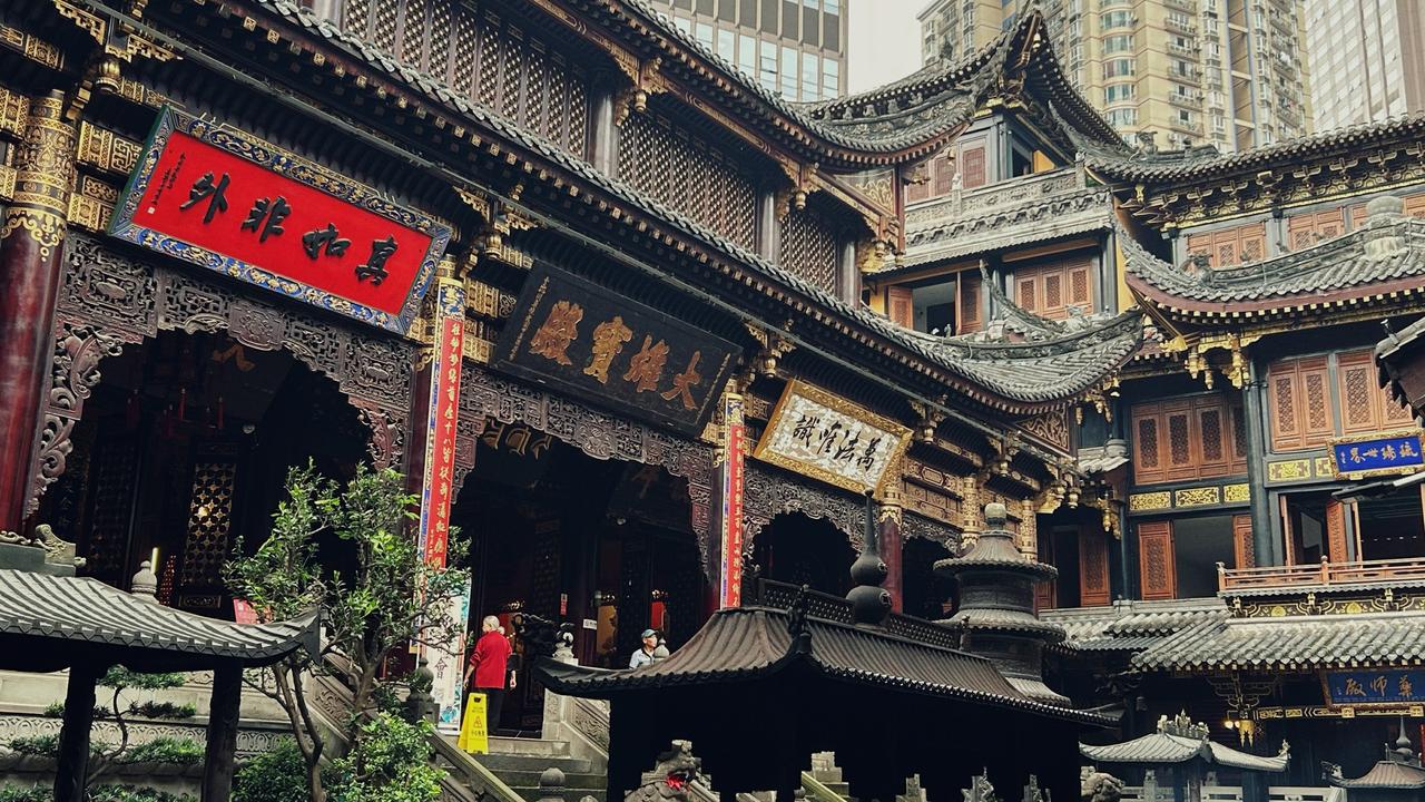 大雄宝殿外景与传统木结构建筑细节