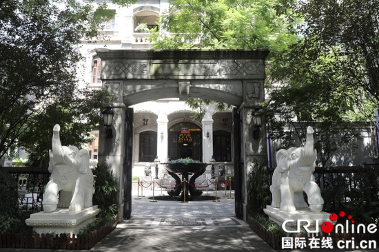 白象街药材公会旧址外景,巴洛克风格大楼与三个拱券门洞