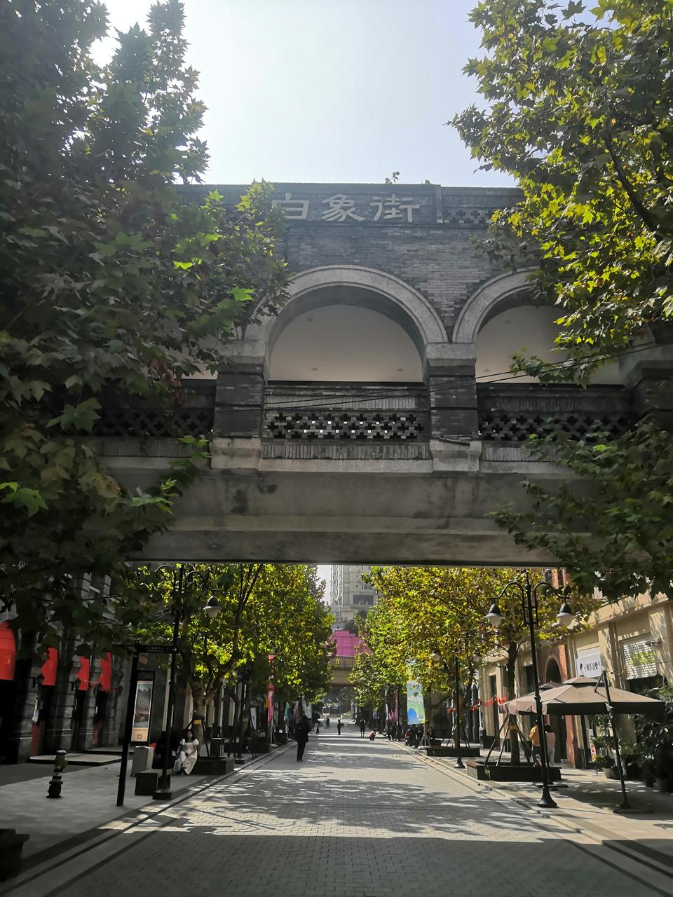 白象街街景，老洋房与民居混合排列在不足 3 米宽的街道两侧
