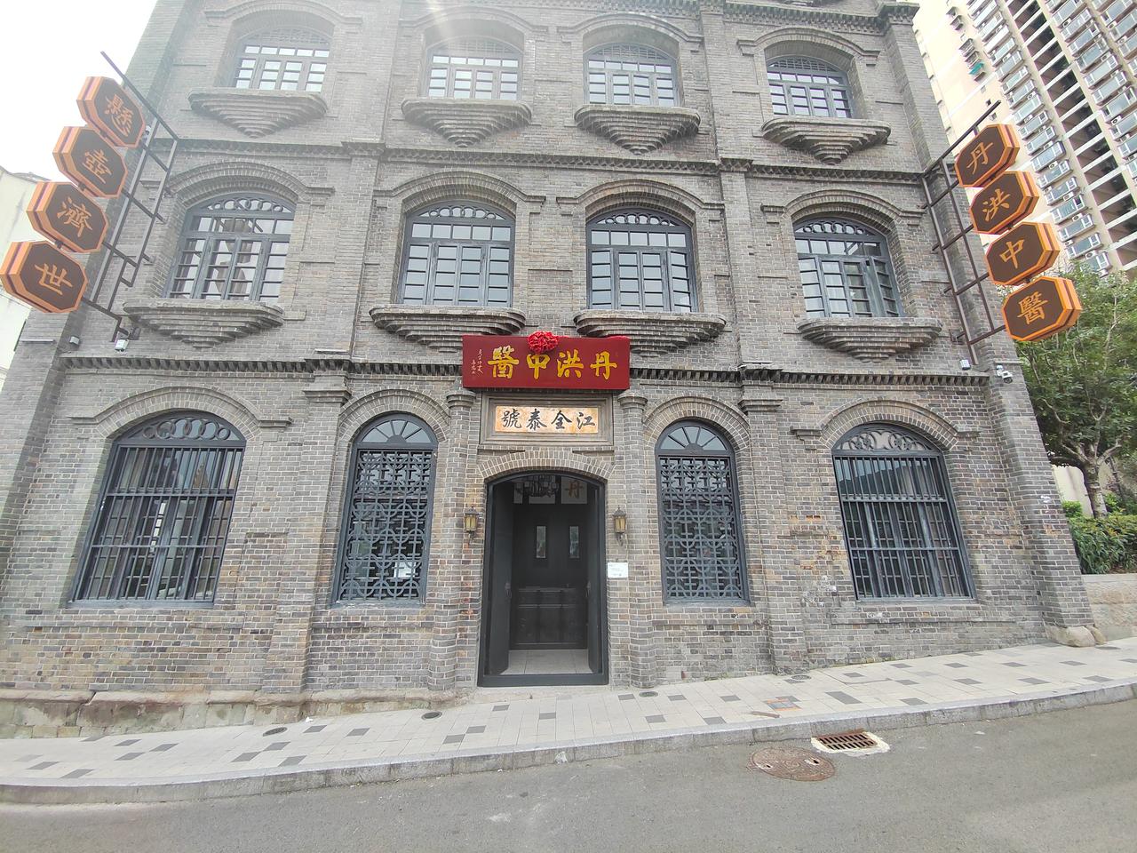 卜凤居旧址船形平面青砖楼，正面三层背面四层，石槽门上刻"卜凤居"三字