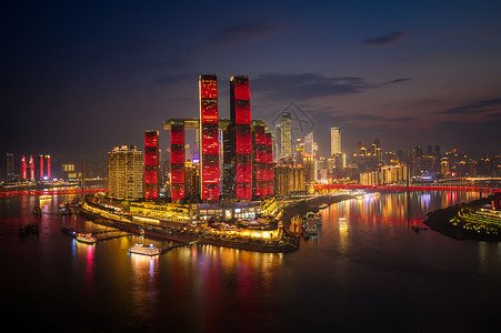 朝天门来福士建筑群与两江交汇，长江与嘉陵江的清浊分界线清晰可见