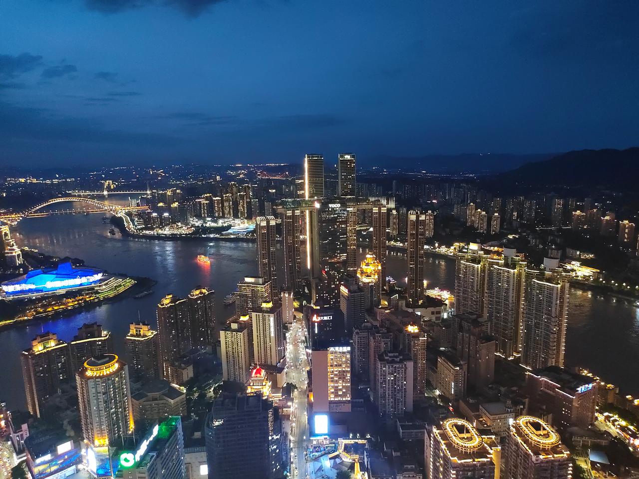 朝天门广场和来福士夜景，灯火通明的建筑群与两江四岸交相辉映