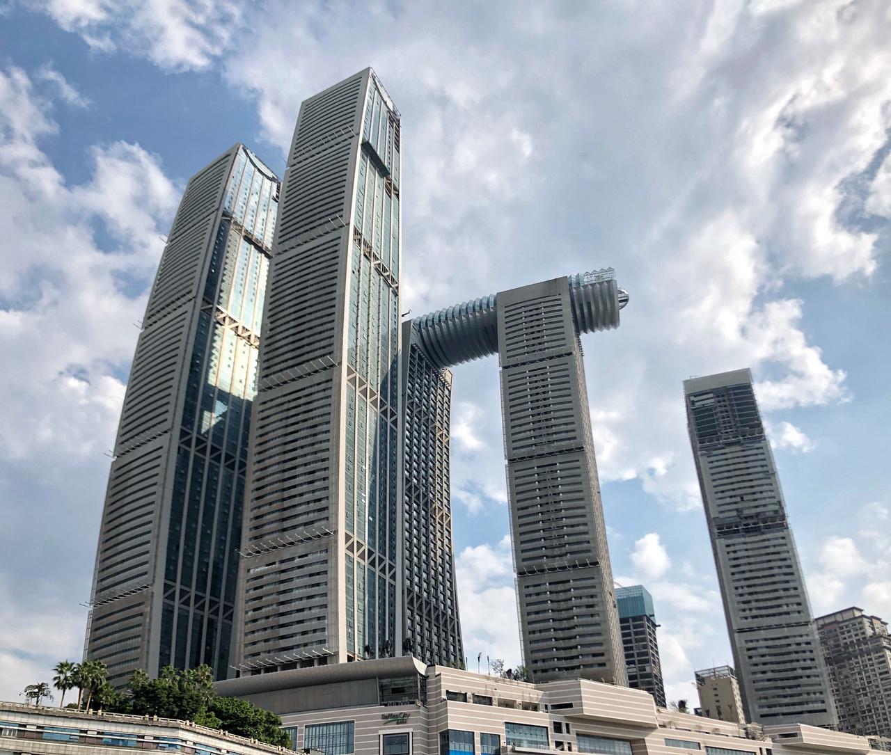 来福士塔楼近景，水晶连廊横跨四座塔楼顶部