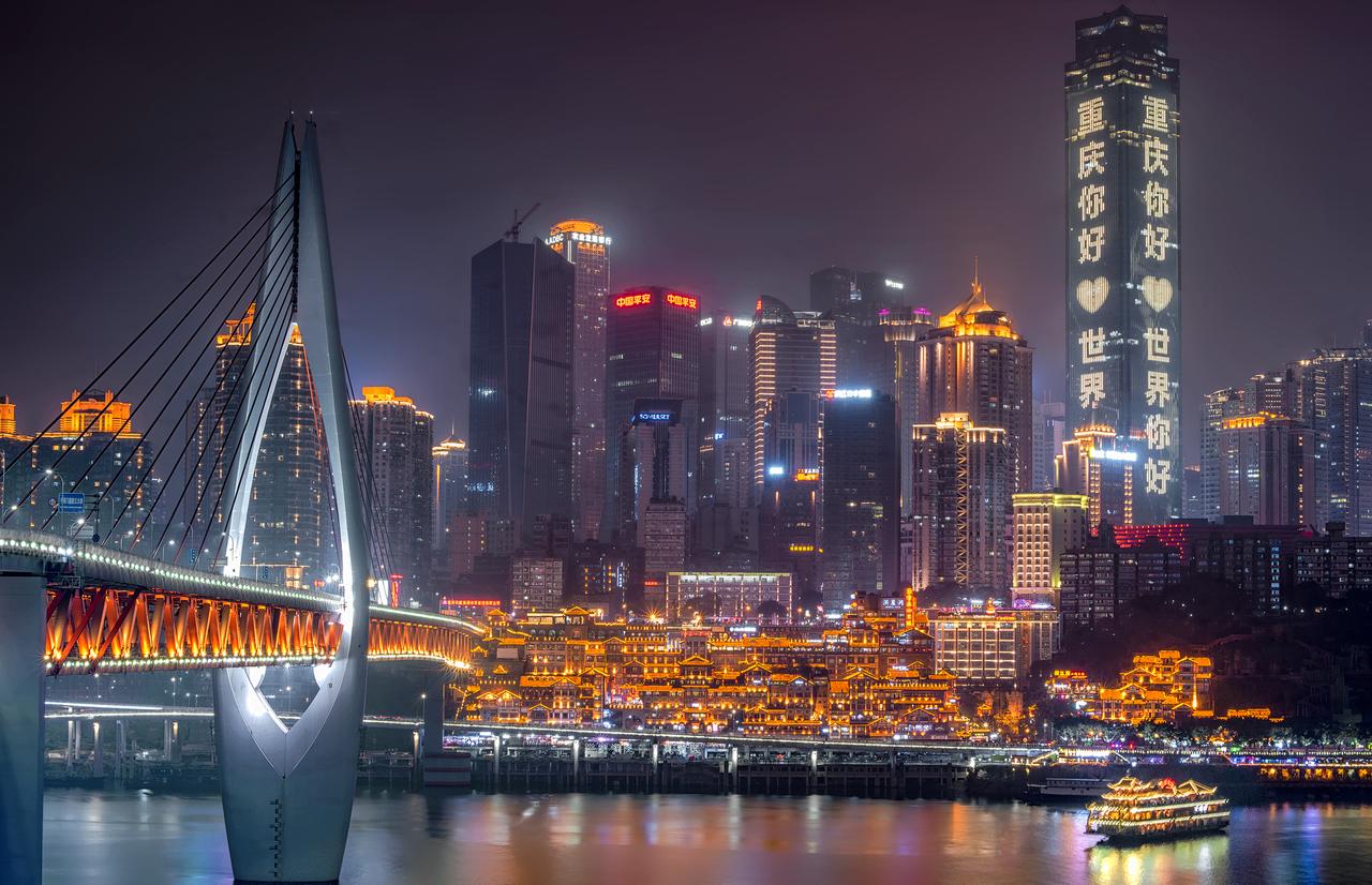 重庆两江交汇夜景，千厮门大桥、洪崖洞和渝中半岛天际线