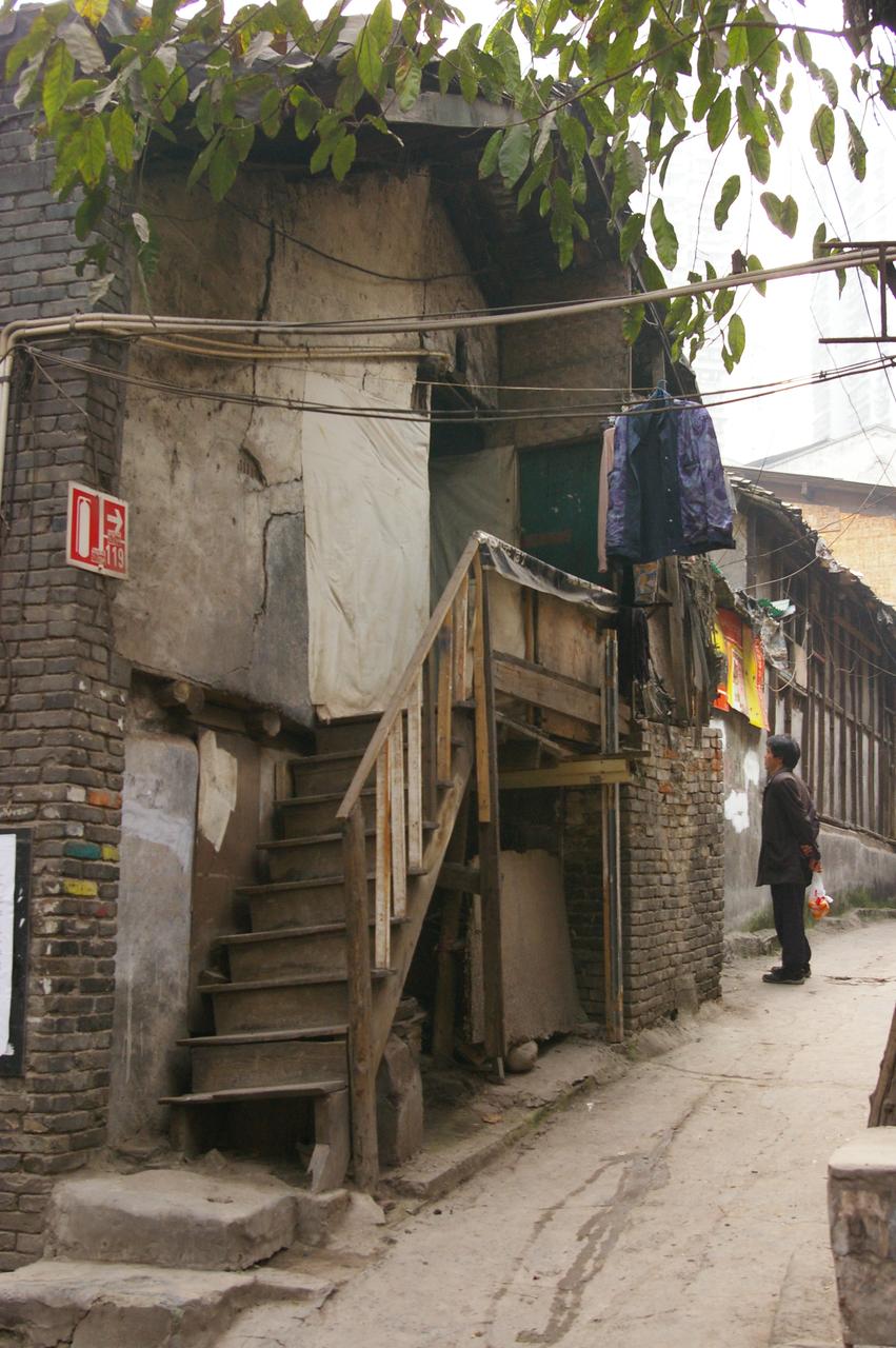 重庆十八梯传统风貌区，密集的传统建筑和狭窄的梯坎街巷