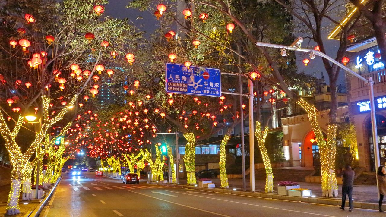 中山四路夜景，道路两侧民国风格建筑群挂满红灯笼