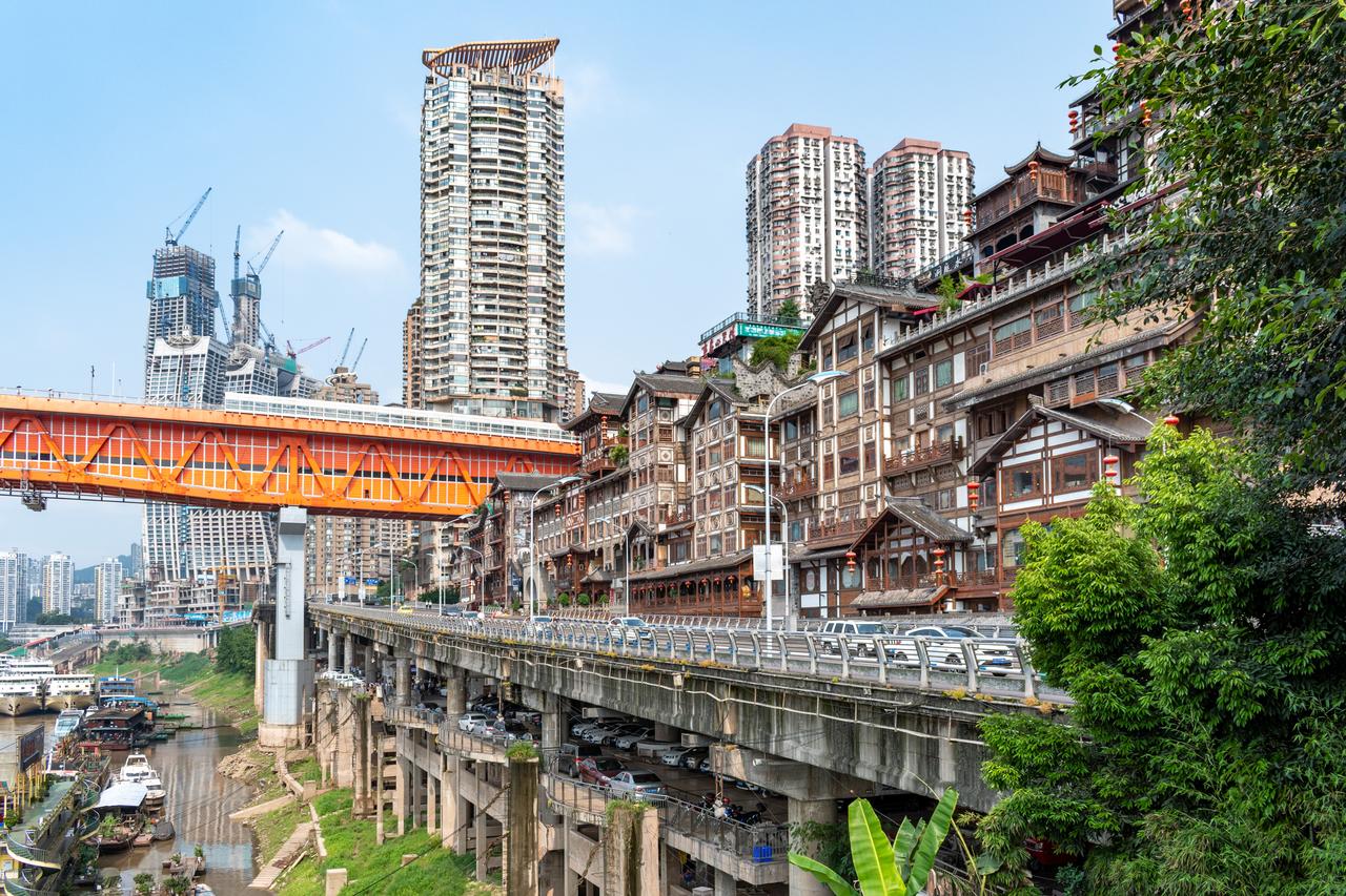 洪崖洞建筑外立面，层叠的吊脚楼风格屋檐覆盖了钢筋混凝土结构