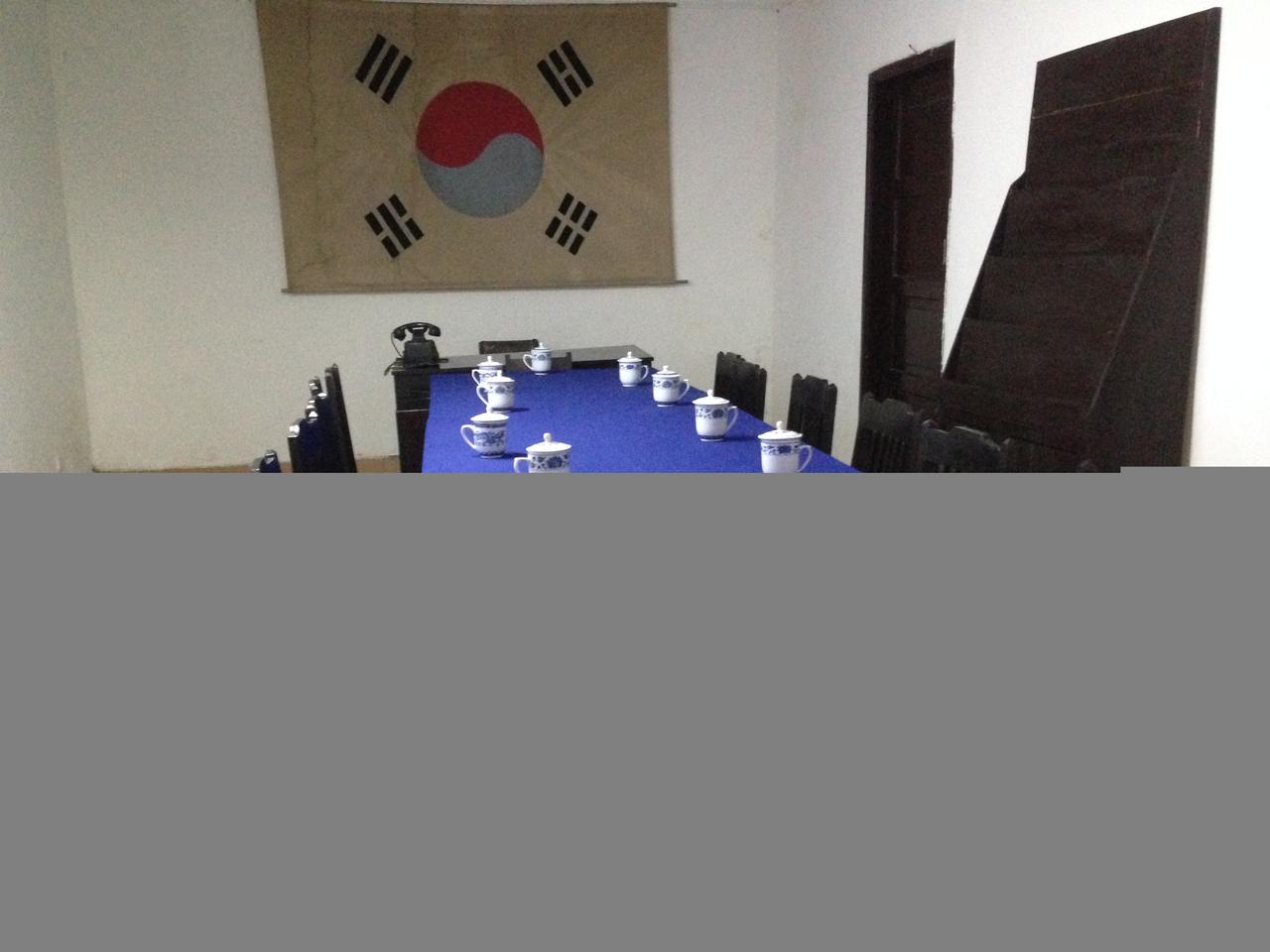 院落内景，五栋砖木小楼围合成的矩形空间