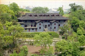 红岩村全景,八路军办事处大楼在崖壁与嘉陵江之间展开