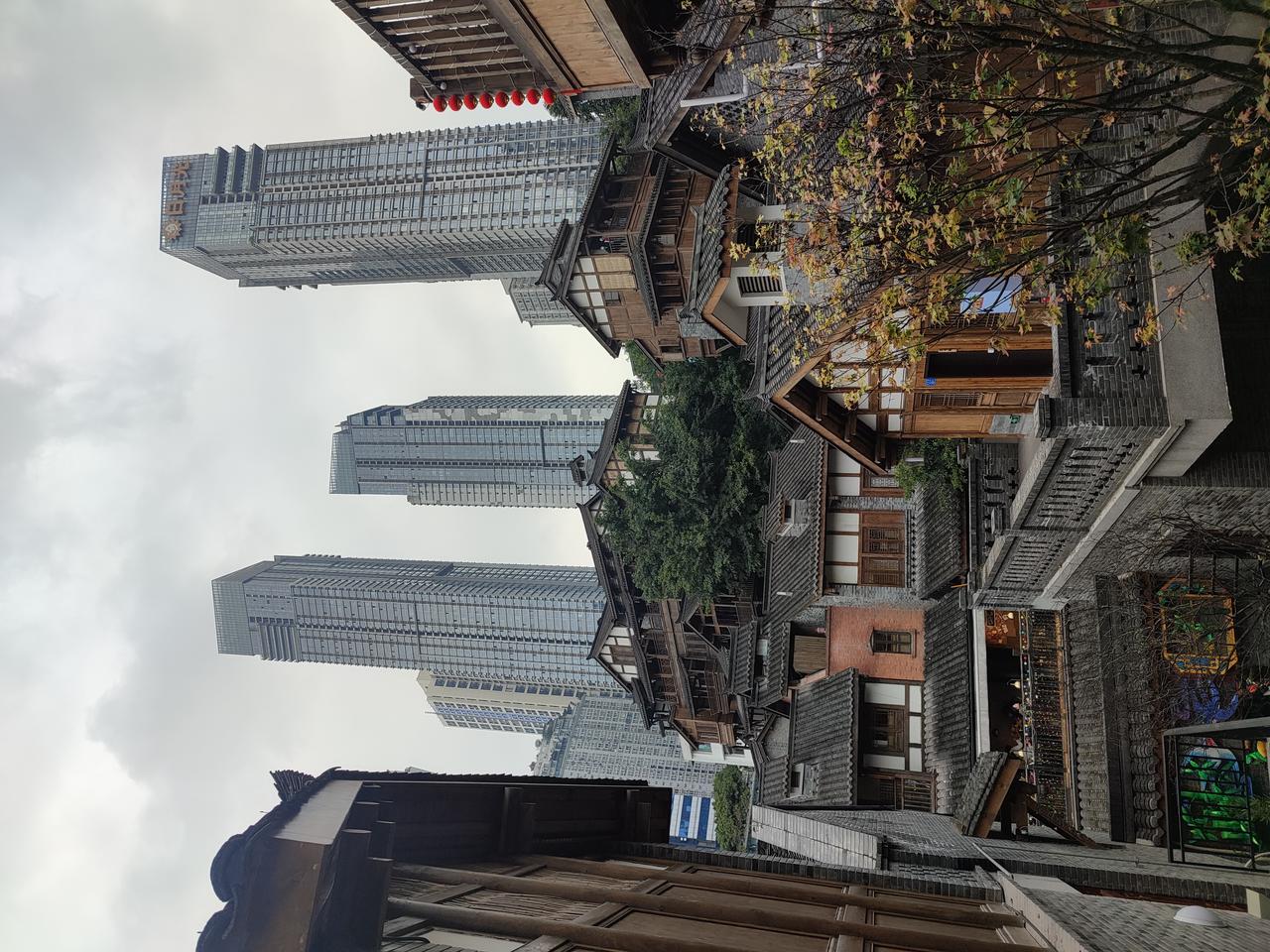 改造后的十八梯夜间商业景象，灯光勾勒出仿古建筑的轮廓，游客沿梯道穿行