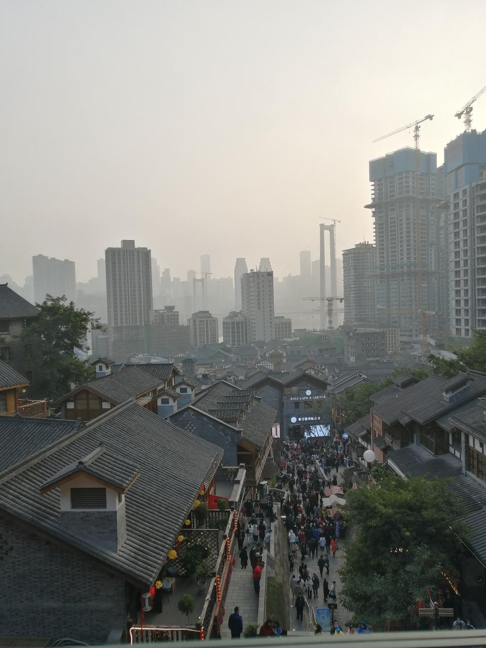 从较场口入口俯瞰改造后的十八梯梯道，两侧青灰色仿古建筑沿石阶排列