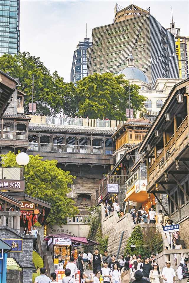 十八梯风貌区全貌，石阶从较场口向长江方向延伸，两侧仿古建筑沿梯坎排列