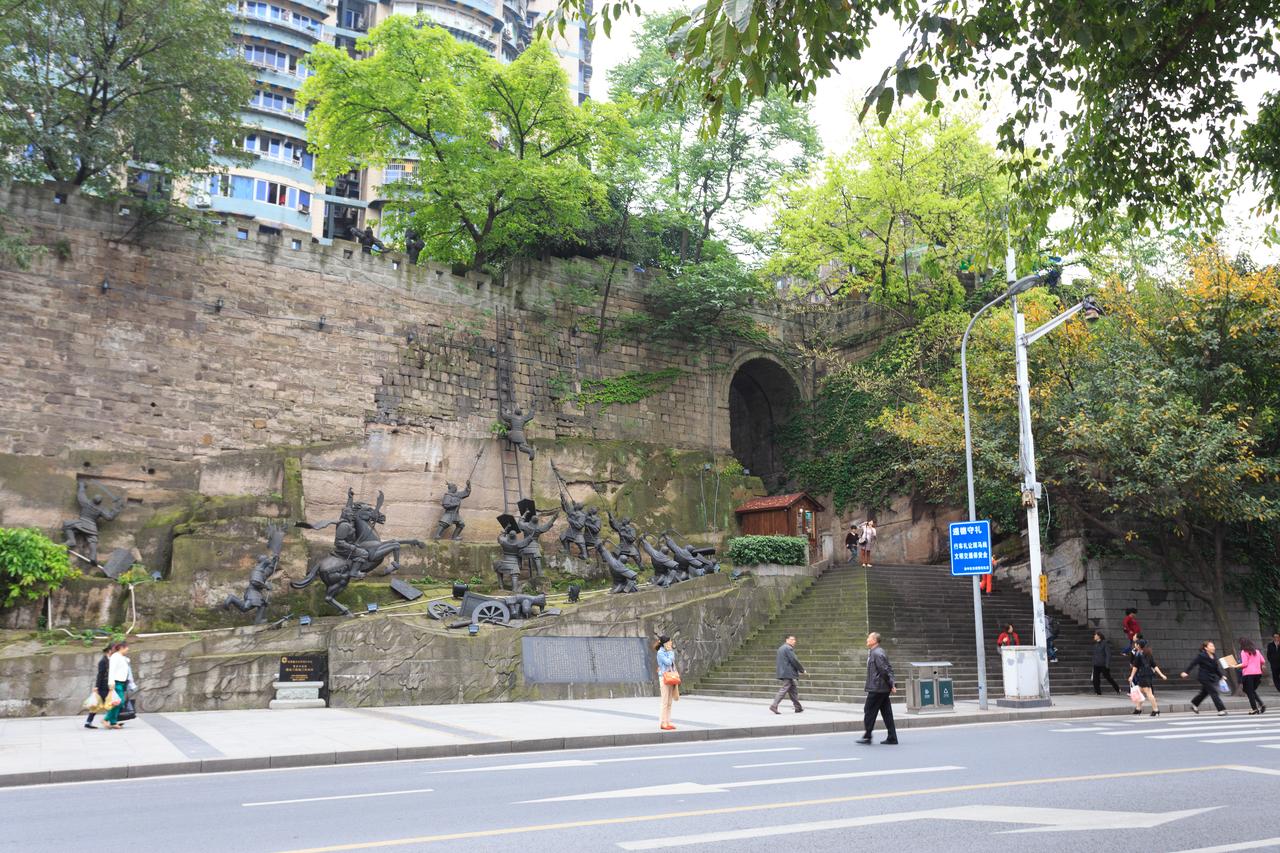 从环岛看通远门，双层拱形门洞夹在四条车道中间，车辆从门下穿行