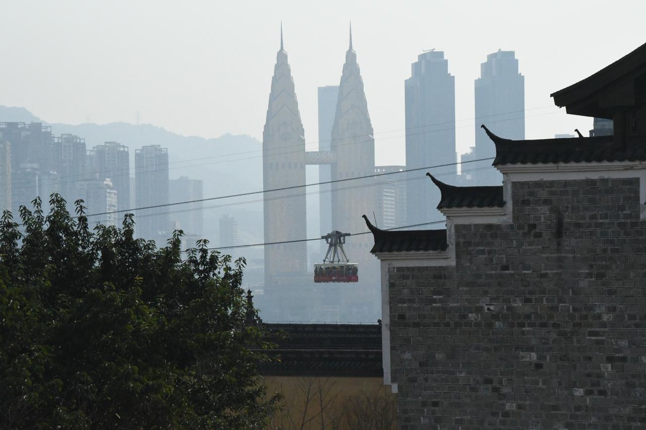 长江索道车厢在渝中区城市建筑间穿行