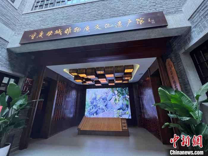 重庆母城非物质文化遗产馆内部展陈空间，展示蜀绣等非遗技艺