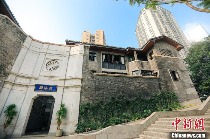 重庆海关监督公署旧址外观，青砖外墙、灰瓦屋顶，正门呈八卦形