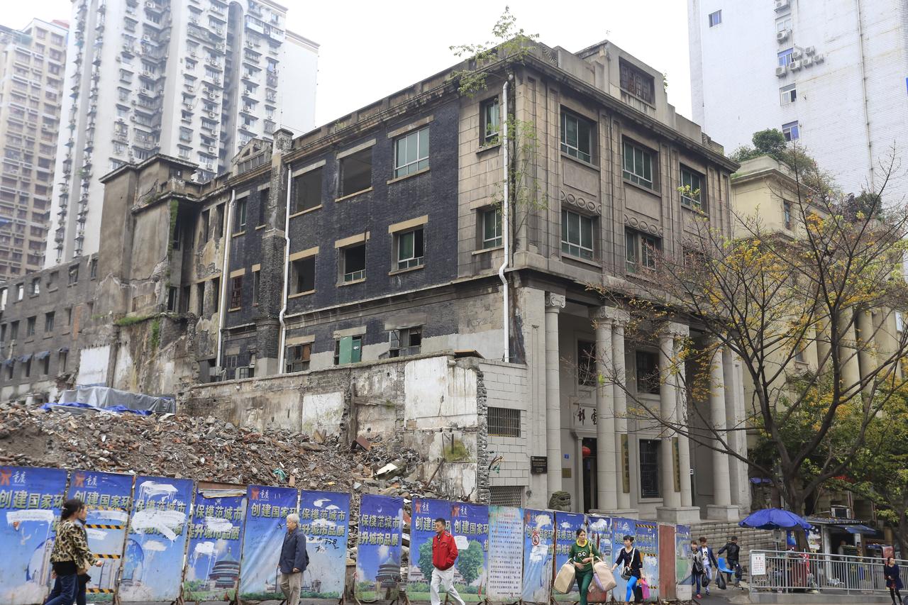 川康平民商业银行旧址和交通银行旧址在打铜街上并肩而立，两栋仿巴洛克建筑紧贴街边
