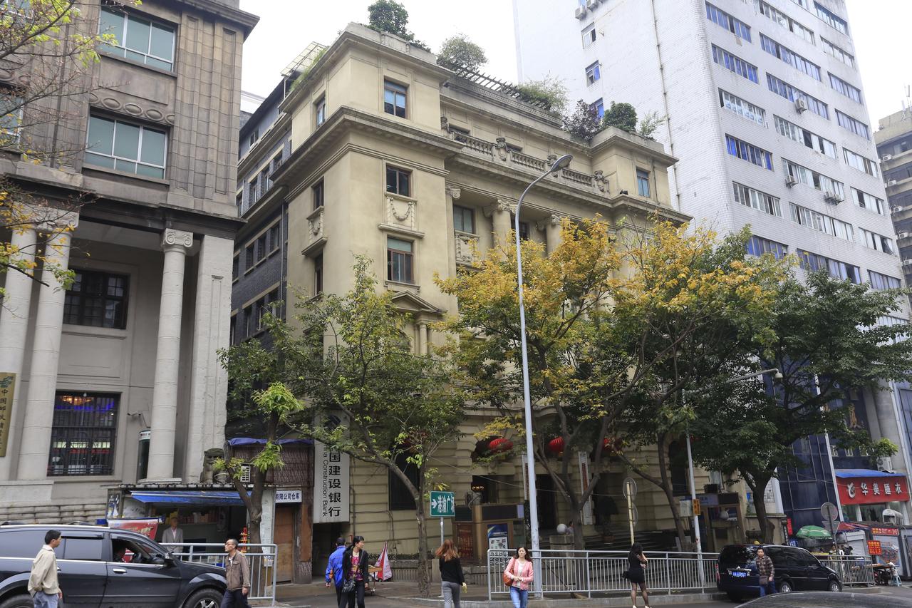 打铜街上的交通银行旧址，仿巴洛克式立面，六根罗马柱贯穿五层