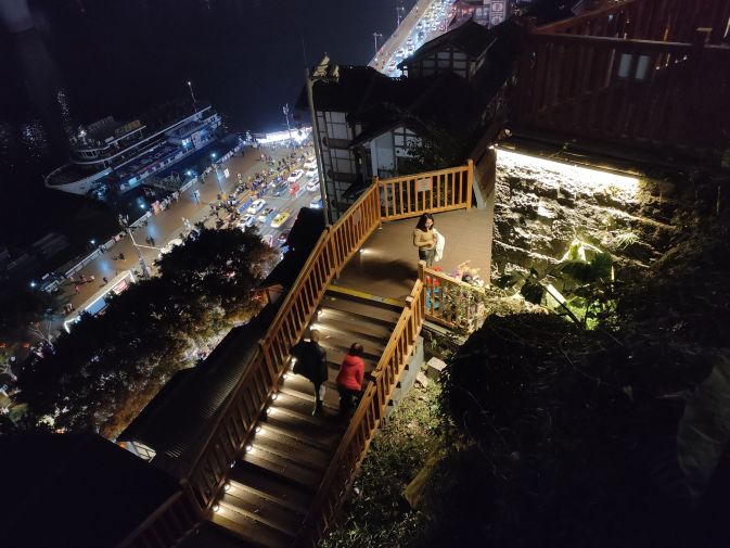 戴家巷崖壁步道的吊脚楼群，步道从七座吊脚楼中间穿过