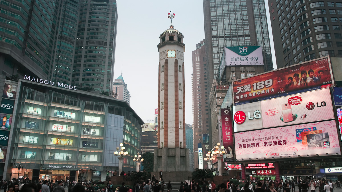 解放碑纪念碑上部，八角形塔身通往钟楼和旗杆，红色条纹装饰清晰可见