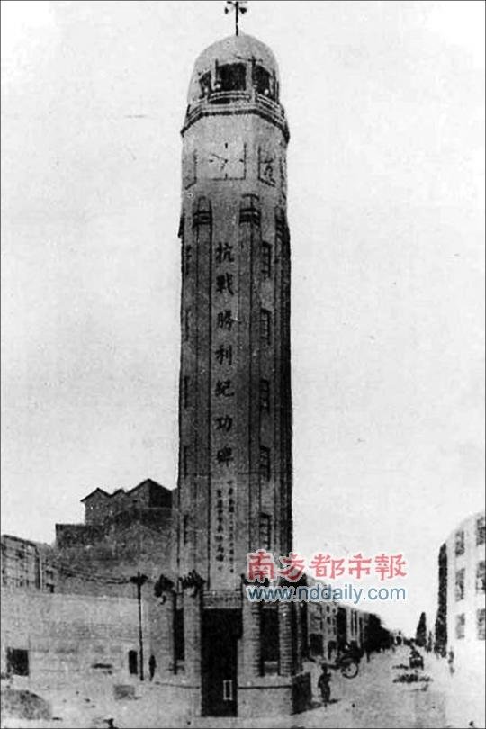 解放碑正面全景，白色八角形碑身与周边商业建筑形成古今对照