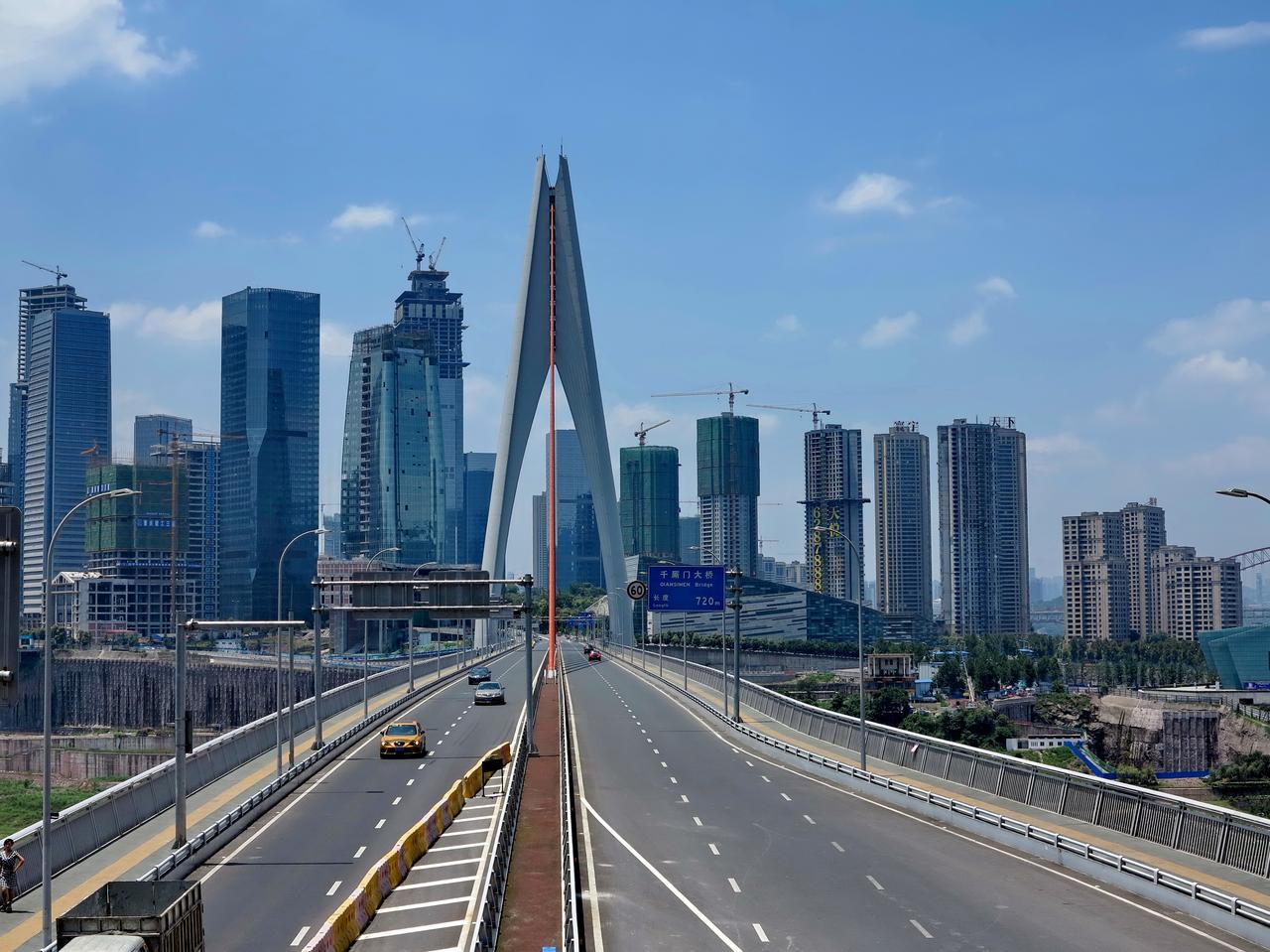 千厮门大桥全景，钻石型桥塔和斜拉索横跨嘉陵江，连接渝中区和江北区