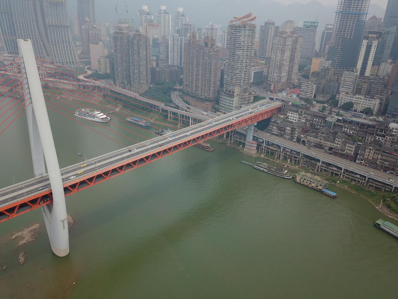 千厮门大桥桥塔近距离特写，天梭（钻石）造型的混凝土结构高耸于桥面之上