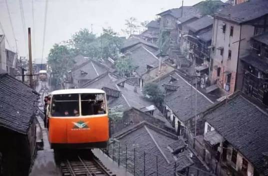 望龙门缆车轨道遗址,杂草中的钢筋混凝土栈桥和铁轨从长滨路向上延伸