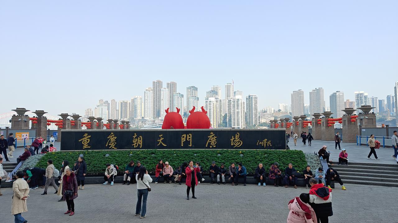 2024 年 2 月的朝天门广场与来福士广场，广场铺地清晰可见，天桥连接广场与商业裙楼