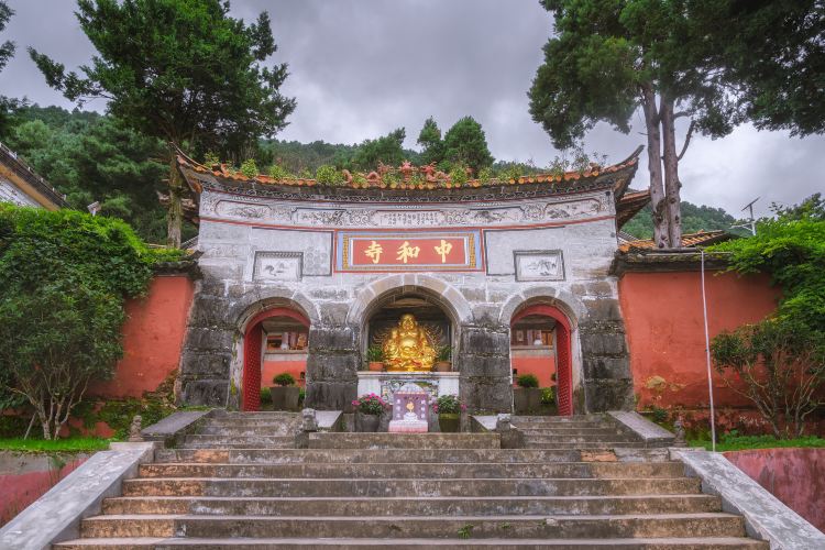 苍山神祠门楼：单檐硬山顶，背面设戏台