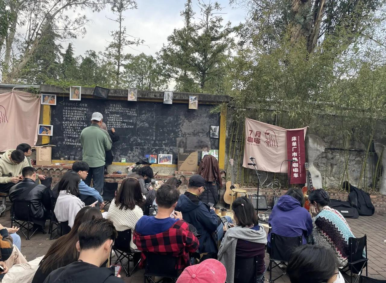 艺术区庭院里的创意社群活动
