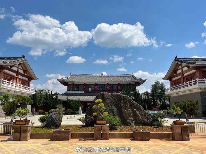 博物馆内庑廊相连的白族风格庭院，花草掩映、假山成趣