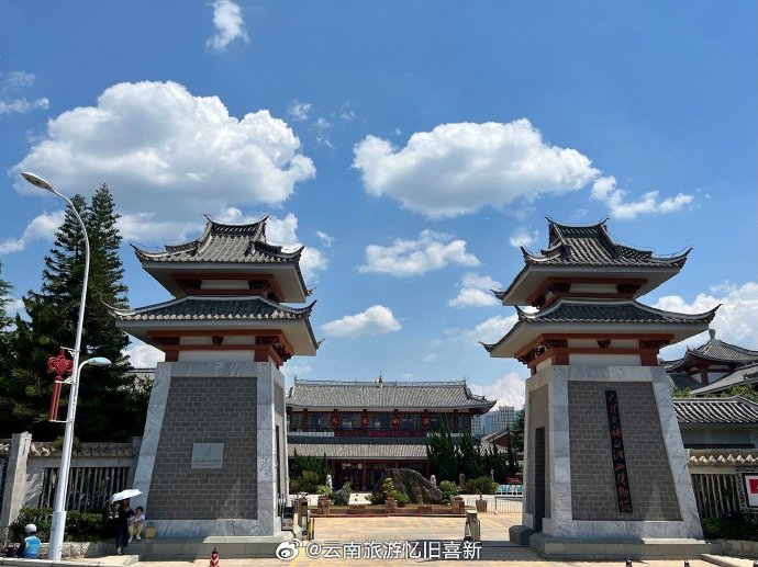 大理州博物馆的仿唐式门楼和白族合院外观，建筑本身就是三坊一照壁格局的实物教学