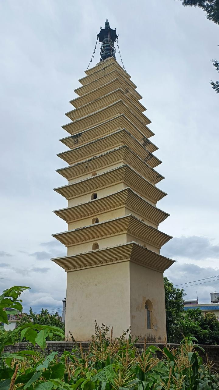 佛图寺塔另一角度：可见塔身与后方佛图寺的关系
